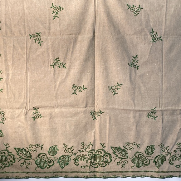 Embroidered linen tablecloth. Approx 53”x 56” - Picture 5 of 5